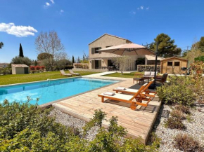 Villa moderne et chaleureuse au milieu vignes et calme absolu à Aix en Provence